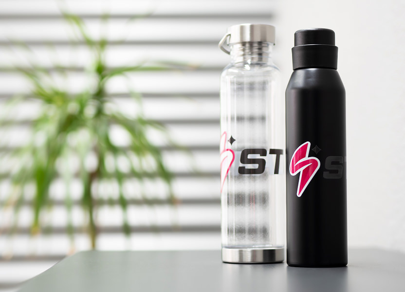 Sturm Wasserflasche und Kaffeekanne stehen auf dem Tisch
