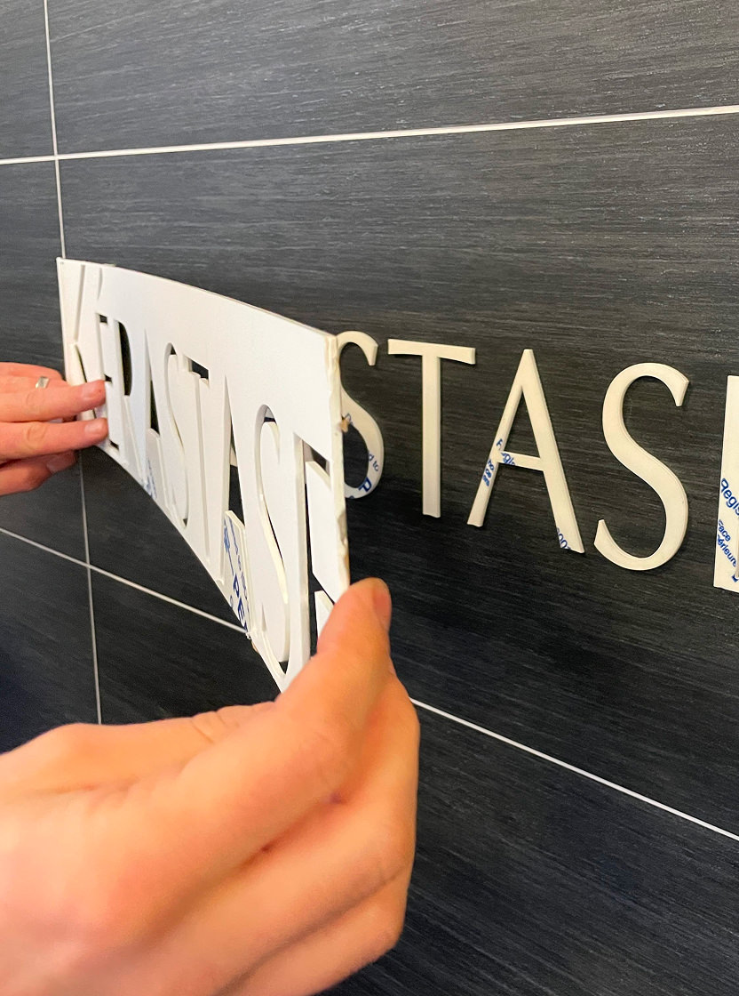 Montage einer Beschriftung.