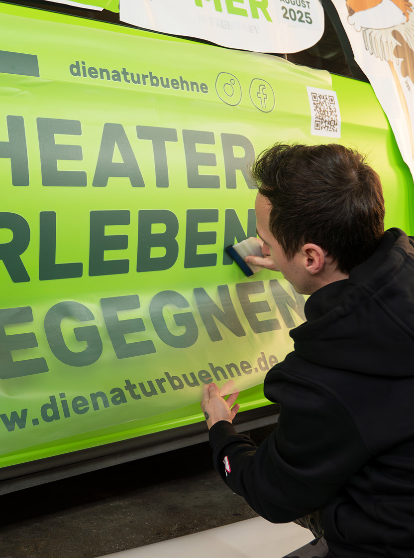 Montage einer Autobeklebung.