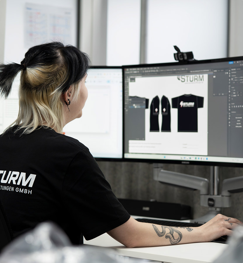 Mitarbeiter designt T-Shirt